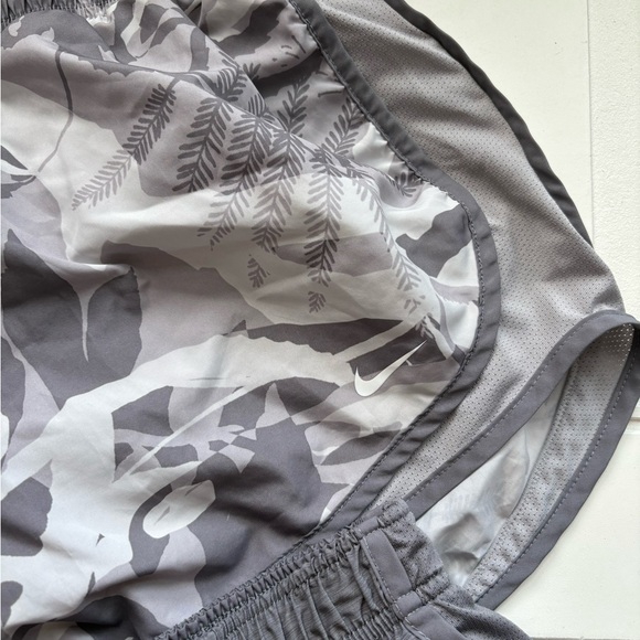 Nike Dri-Fit Women’s Shorts Bundle Size M - Picture 3 of 10